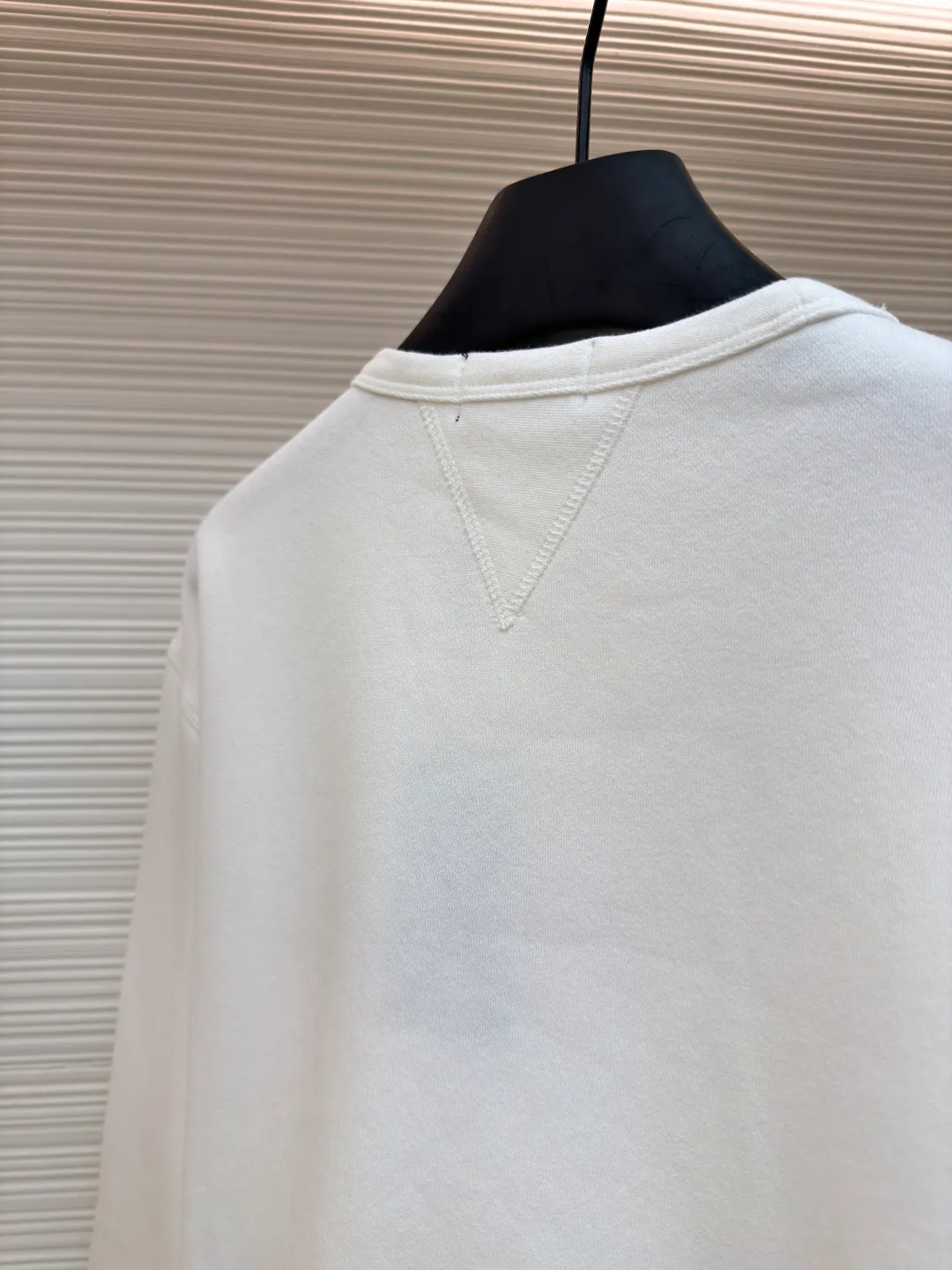 Ralph Lauren logo embroidered sweatshirt ●Original version: Purchased and developed at 1690 ●Item number: 1681543-A15 ●Fabric: Cloud-like honey cotton fleece sweatshirt fabric ●Technology: Made by Hasuo ●Color: White ●Version: Fitted version ●Weight: about 420 grams ●Size: S-M-L-XL ●Description: Customized cloud-like honey cotton fleece sweatshirt material, delicate touch, comfortable and skin-friendly, based on matte gray Comes with a layer of soft light filter. Exquisite indigo pony logo is embellished. It is highly recognizable. It has a breath of freedom and vitality. A symphony of pure and smart colors. It outlines a high-end outline with extreme simplicity. It becomes the smart focus of the vision. Shows taste in silence and adopts imported machine embroidery technology. Uses advanced computer control system and precision mechanical components to realize the iconic pony embroidery operation. High precision. The lines are smooth and delicate, using the Hasuo process. Sewing on a specific machine. The high fastness of Haha thread adds visual effects. It is time-consuming and labor-intensive, and the fabrics are washed. It has a better hand feel and texture. It is not easy to deform, shrink or fade. It maintains long-term beauty. The overall wiring is straight and delicate, the fabric is comfortable and soft, and the color is consistent without color difference. It can be matched with the same style to create a fashionable look and control various occasions. Customized accessories, complete with three standards, same style for men and women!